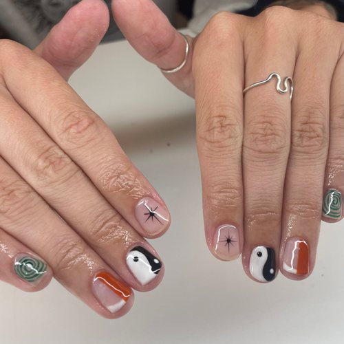 Gel mani with art